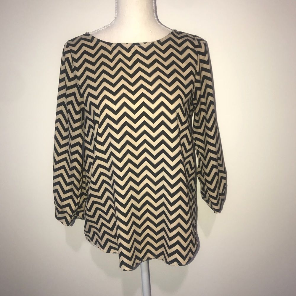 Everly Tan/Black Chevron Blouse Size Small *